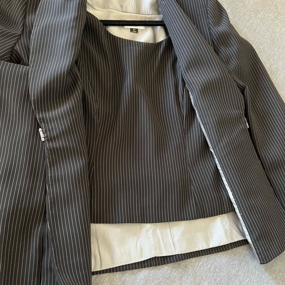 Tahari 8P 3 pc pinstripe Suit - Picture 3 of 6